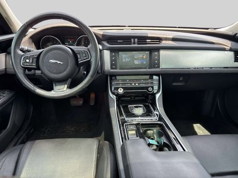 Used 2016 Jaguar XF Premium RWD image 12