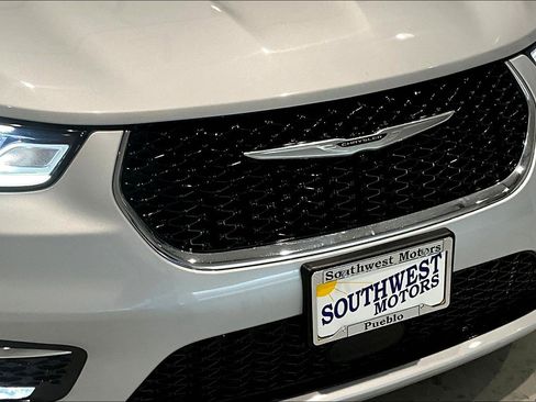 Used 2024 Chrysler Pacifica Select image 34
