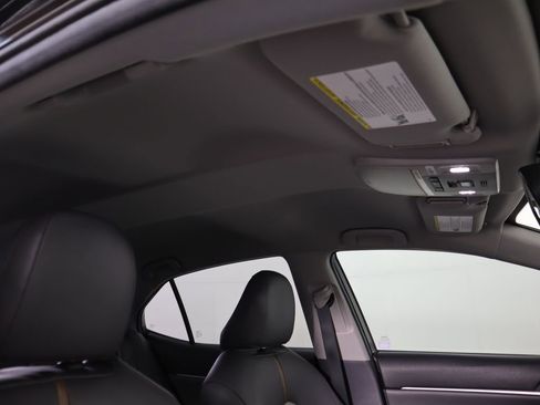 Used 2019 Toyota Camry XLE image 18