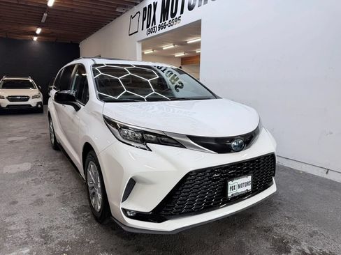 Used 2022 Toyota Sienna XSE w/ XSE Plus Package AWD/4WD image 2