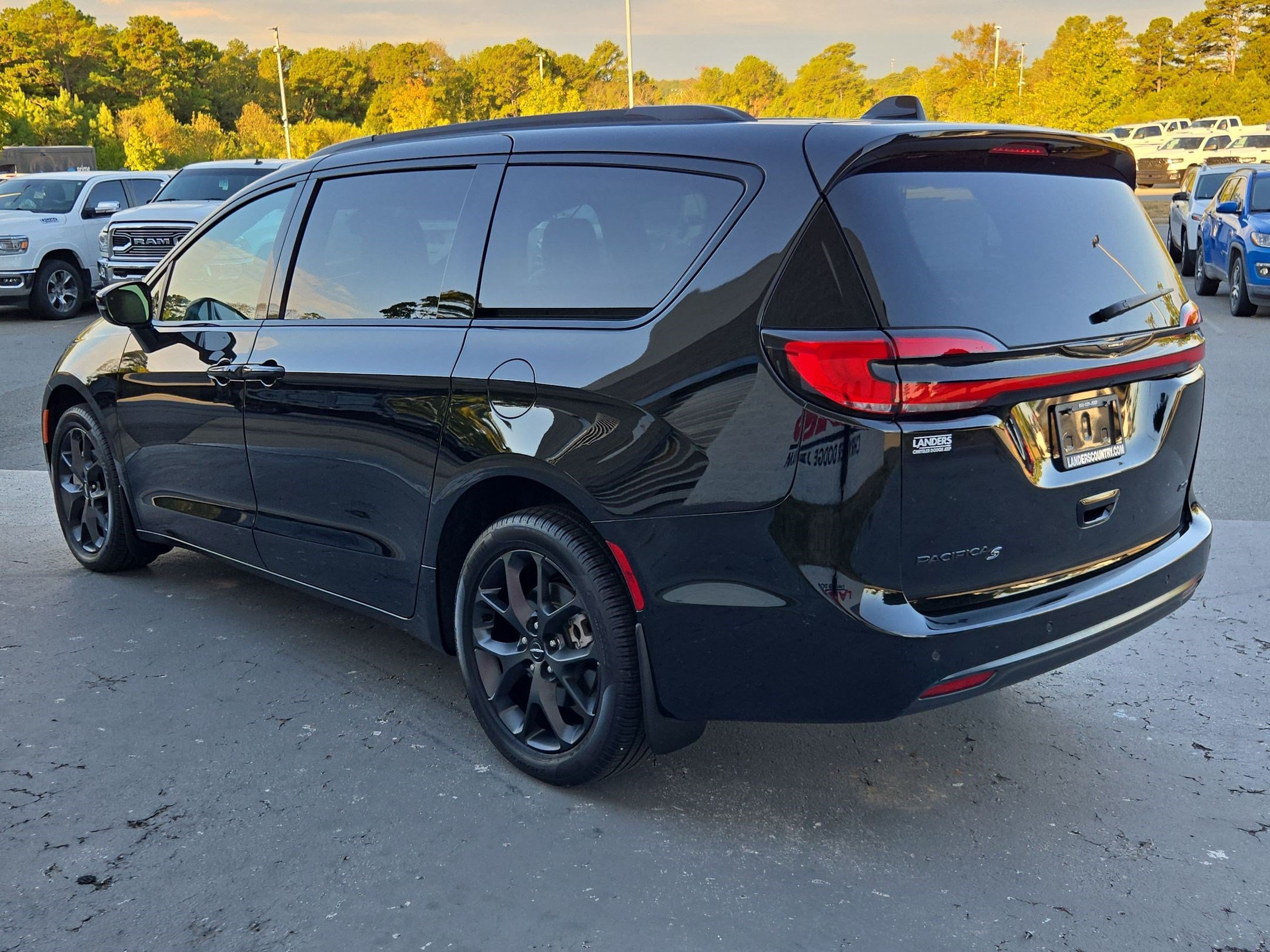 Used 2024 Chrysler Pacifica Touring-L w/ S Appearance Package AWD/4WD image 5