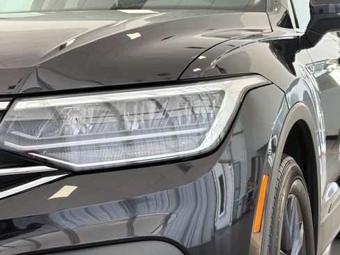 Certified 2024 Volkswagen Tiguan SE image 11