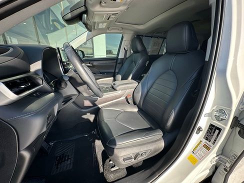 Used 2021 Toyota Highlander XLE image 18