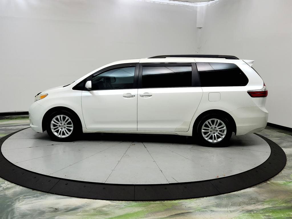 Used 2015 Toyota Sienna XLE FWD image 8