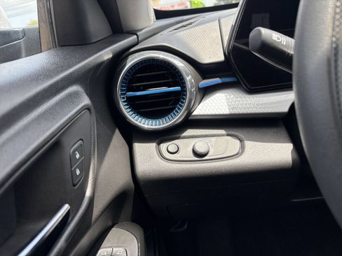 Used 2025 Chevrolet Trax LT FWD image 33