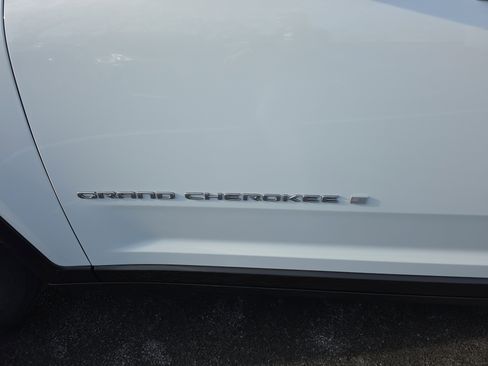 New 2025 Jeep Grand Cherokee Laredo image 18