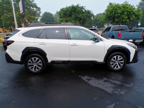 Used 2023 Subaru Outback Premium AWD/4WD image 3