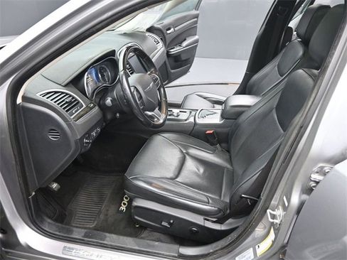 Used 2017 Chrysler 300 C image 9