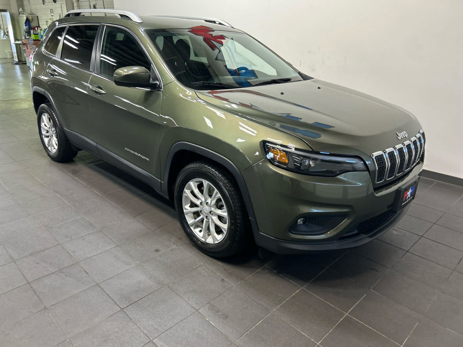 Used 2019 Jeep Cherokee Latitude w/ Popular Appearance Group FWD image 2