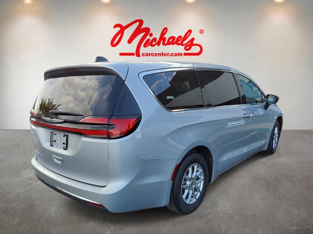 Used 2024 Chrysler Pacifica Touring-L FWD image 5
