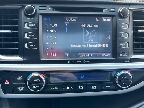 Used 2019 Toyota Highlander SE image 18