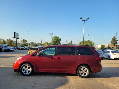 Used 2018 Toyota Sienna LE w/ Carpet Mat Package FWD image 4