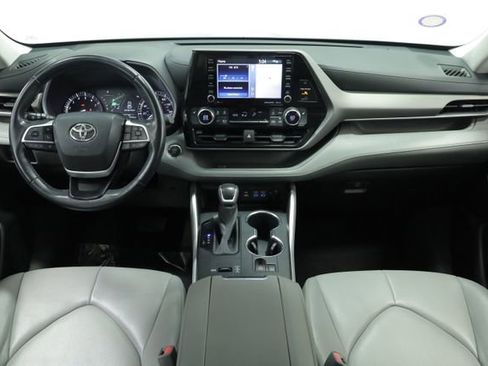 Used 2022 Toyota Highlander XLE image 11