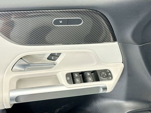 Used 2022 Mercedes-Benz GLB 250 4MATIC image 22