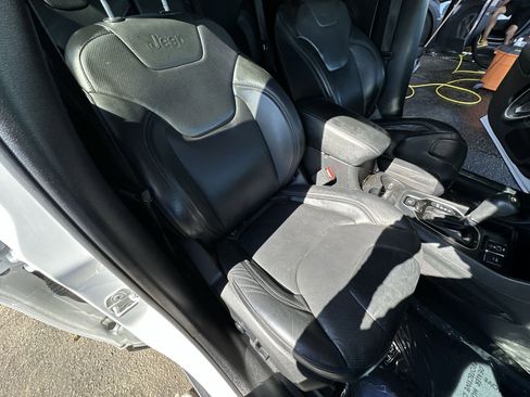 Used 2019 Jeep Cherokee Limited image 28