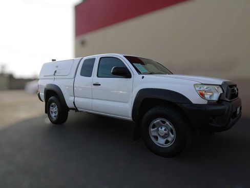 Used 2015 Toyota Tacoma PreRunner image 34