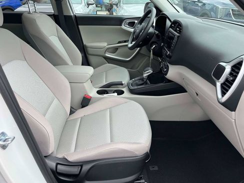 Certified 2025 Kia Soul LX w/ LX Technology Package FWD image 13