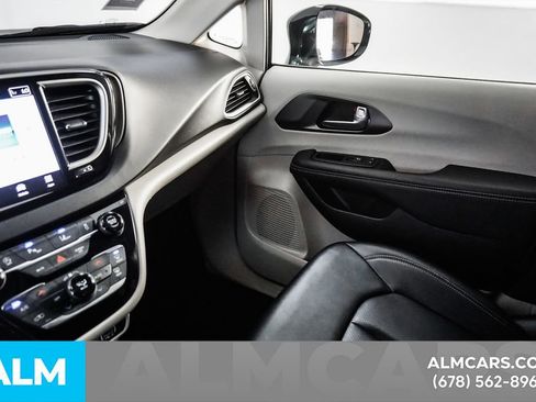 Used 2024 Chrysler Pacifica Touring-L image 40