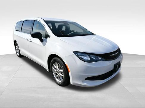 Used 2024 Chrysler Voyager LX FWD image 9