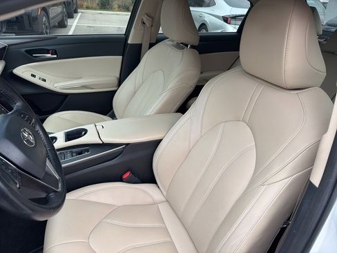 Used 2019 Toyota Avalon XLE image 19
