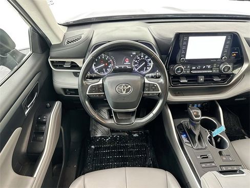 Used 2022 Toyota Highlander XLE image 11