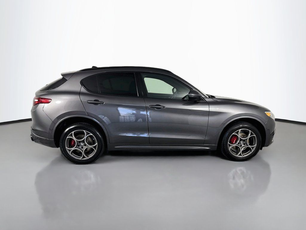 Used 2022 Alfa Romeo Stelvio Ti AWD/4WD image 8
