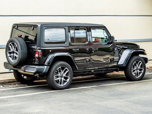 Used 2024 Jeep Wrangler Unlimited AWD/4WD image 8
