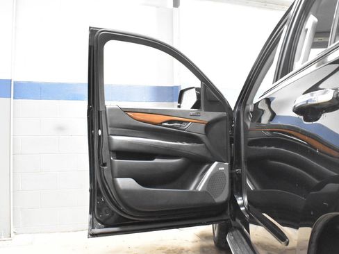 Used 2020 Cadillac Escalade Premium Luxury w/ Escalade Sport Edition AWD/4WD image 11