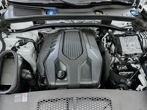 Certified 2025 Porsche Macan AWD/4WD image 32