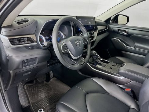Certified 2024 Toyota Highlander XLE FWD image 9
