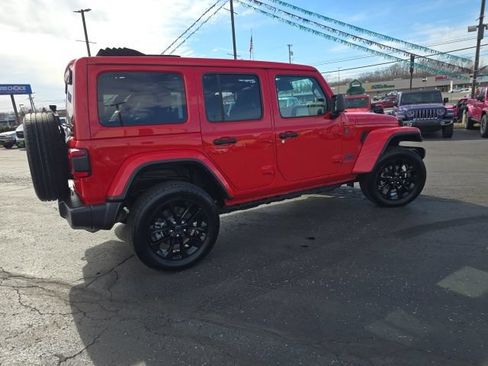 Used 2025 Jeep Wrangler Unlimited Sahara w/ Safety Group AWD/4WD image 14