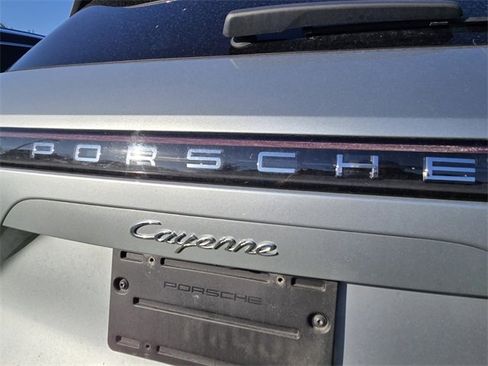 Used 2020 Porsche Cayenne w/ Premium Package image 11