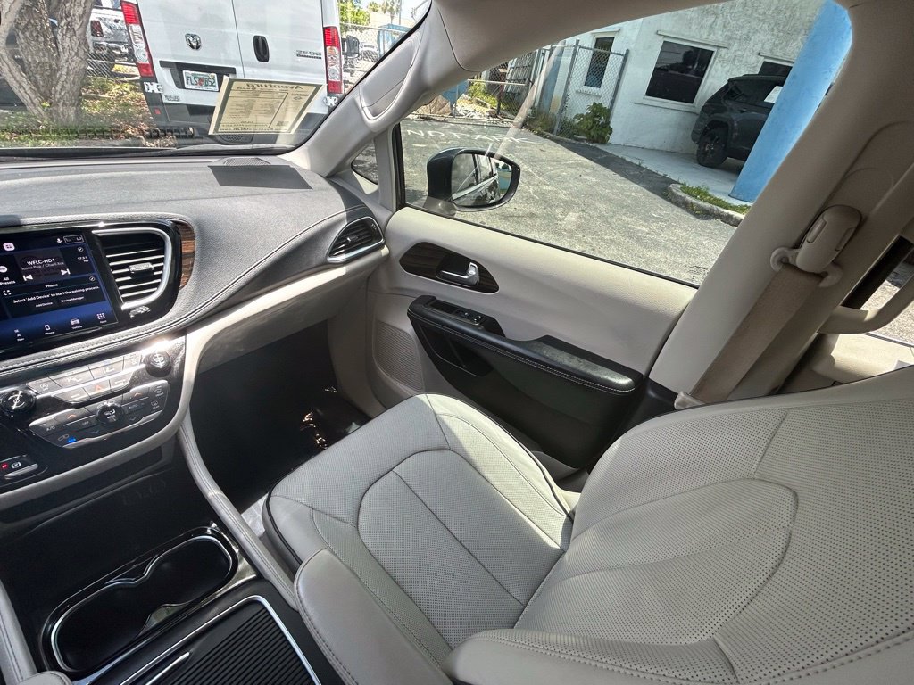 Used 2021 Chrysler Pacifica Limited AWD/4WD image 11