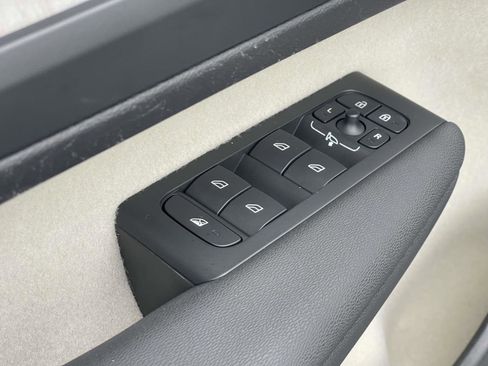 Certified 2023 Volvo XC40 B5 Ultimate w/ Climate Package image 16