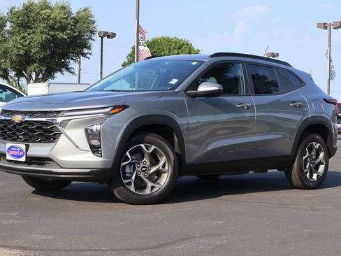 Used 2025 Chevrolet Trax LT w/ LT Convenience Package FWD image 19