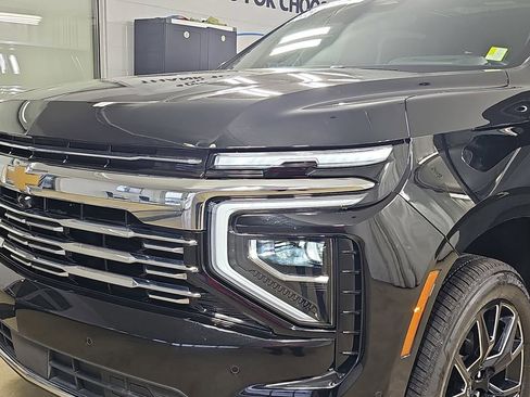 Used 2025 Chevrolet Suburban Premier AWD/4WD image 39