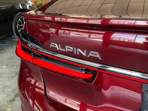 Used 2022 BMW ALPINA B7 xDrive w/ Luxury Rear Seating Package image 9
