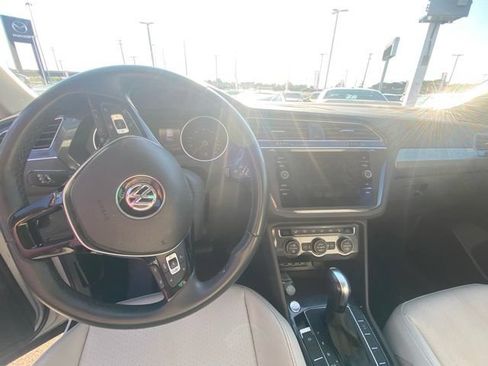 Used 2020 Volkswagen Tiguan SE w/ Panoramic Sunroof Package AWD/4WD image 15