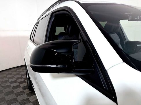 Used 2025 BMW X7 M60i w/ Climate Comfort Package image 31