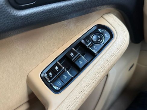 Used 2018 Porsche Macan Sport Edition AWD/4WD image 40