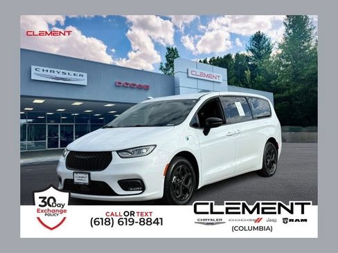 Used 2024 Chrysler Pacifica Limited FWD image 1