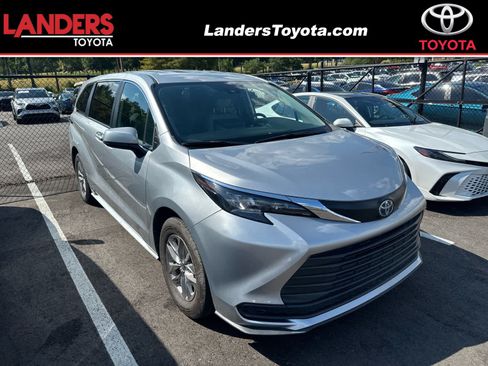 Used 2025 Toyota Sienna LE FWD image 1