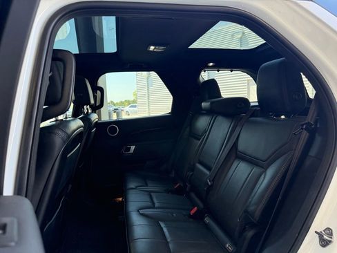 Used 2018 Land Rover Discovery SE image 19