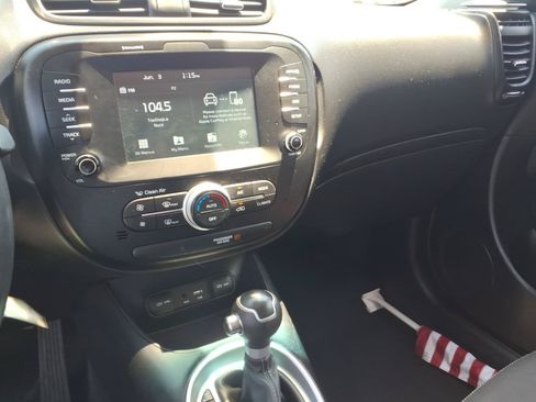 Used 2018 Kia Soul + FWD image 25