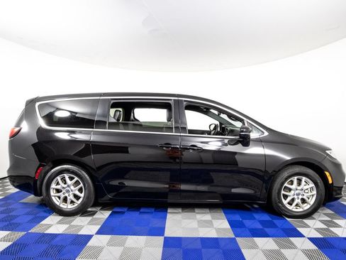 Used 2025 Chrysler Pacifica Select FWD image 4