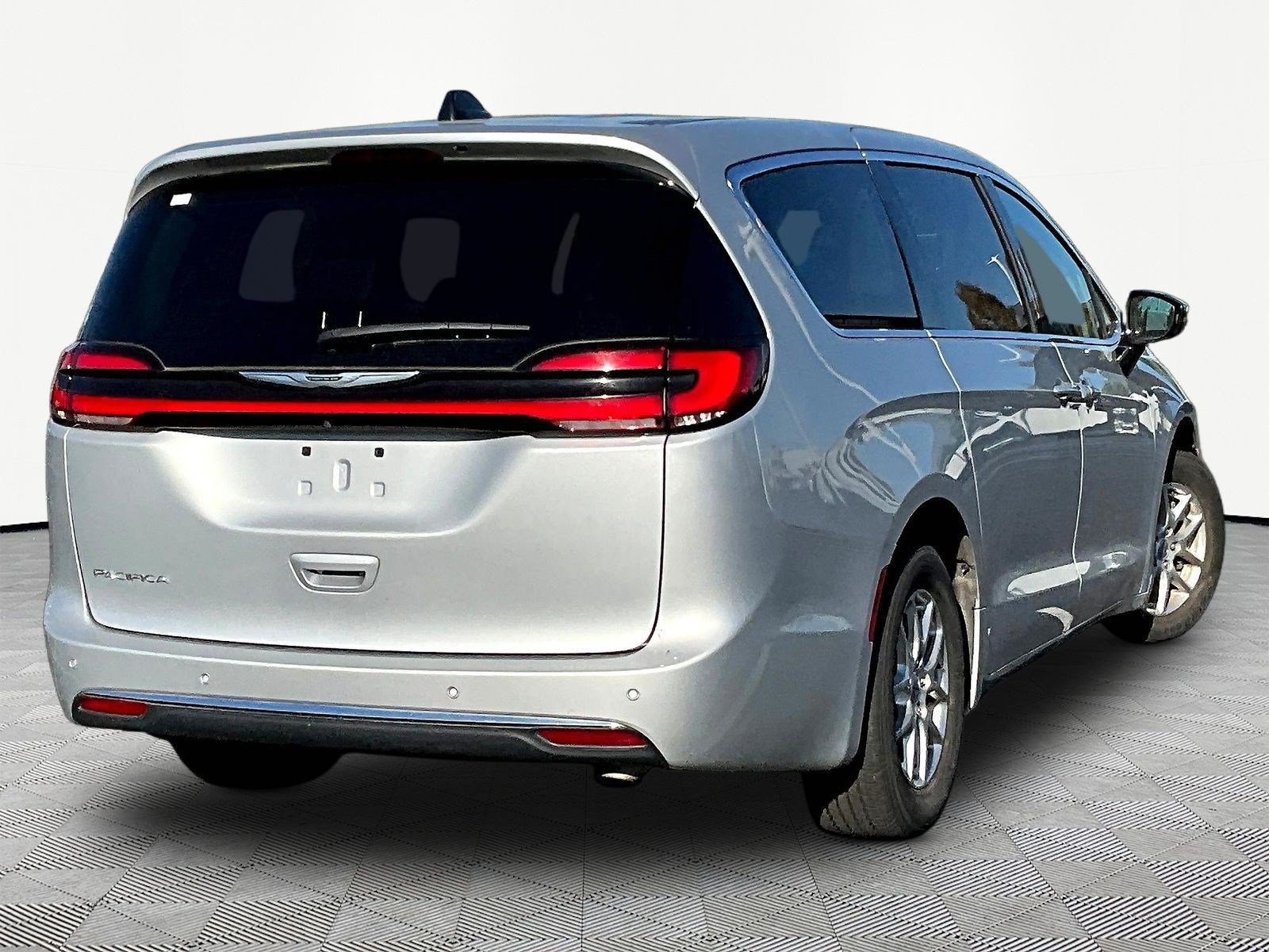 Used 2024 Chrysler Pacifica Touring-L FWD image 6