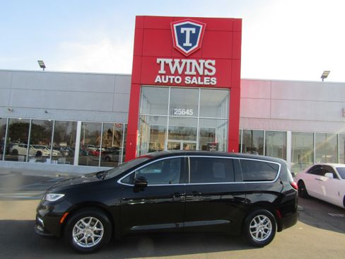 Used 2025 Chrysler Pacifica Select image 1