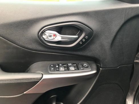 Used 2019 Jeep Cherokee Limited w/ Technology Group image 13