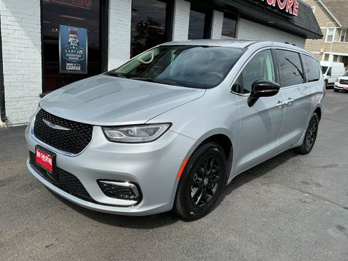 Used 2024 Chrysler Pacifica Touring-L FWD image 2