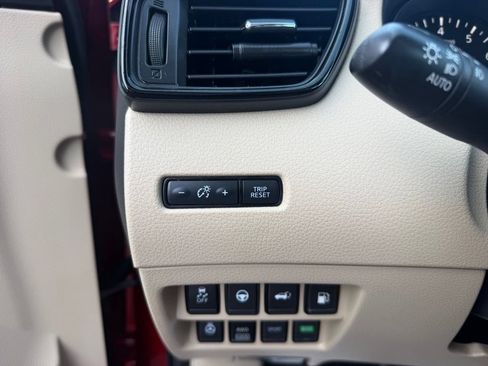 Used 2019 Nissan Rogue SL w/ Premium Package AWD/4WD image 8